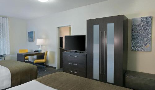 Two Room Family Suite 3 Queen 2 Bathroom