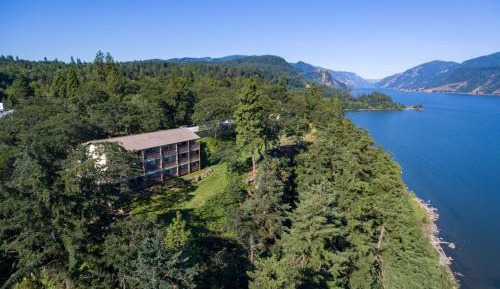 2 Queen Beds, River View with Balcony (Pet Friendly)