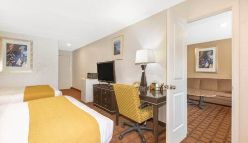 Queen Suite with Two Queen Beds - Non-Smoking