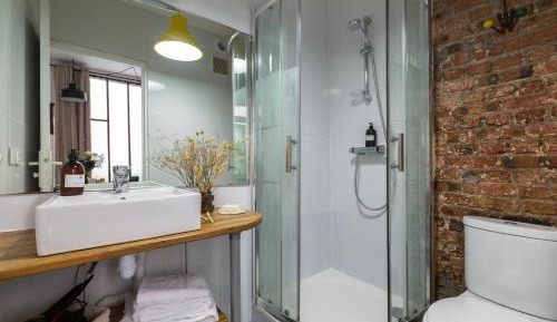 Apartment with Shower