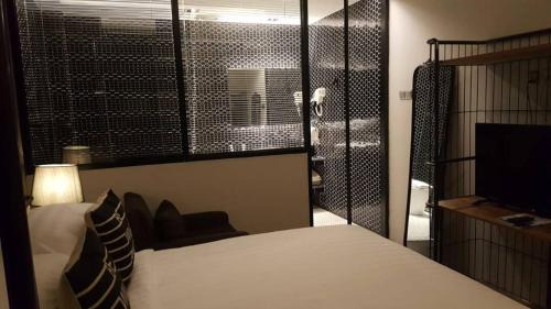 Standard Queen - No Bathroom Door No Window