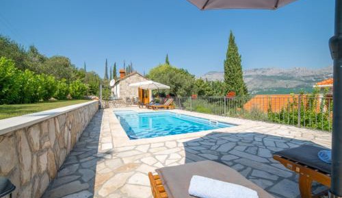 Four-Bedroom Villa with Terrace and Swimming Pool