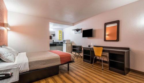 Deluxe King Room - Non-Smoking