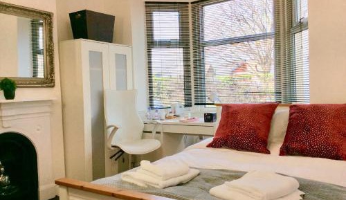 Deluxe Double Room with Bay Window & Street View