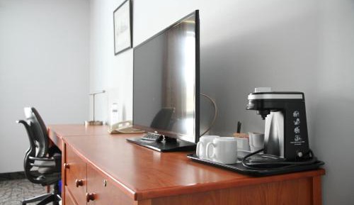 Queen Room - Semi-Accessible