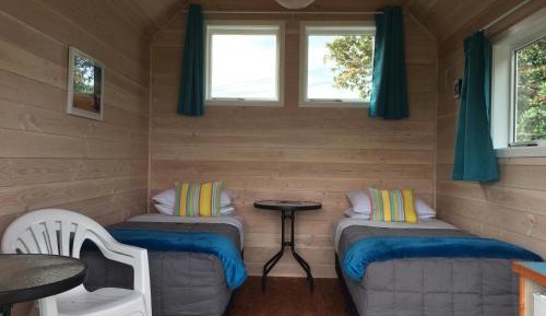Twin Boatshed Cabin 3 with External Bathroom 