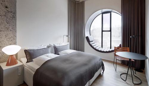 Deluxe Double Room With Round Window