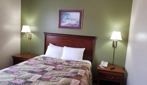 Deluxe Queen Suite
