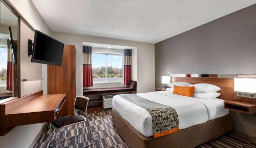 Queen Room with Bath Tub - Mobility Accessible/Non-Smoking