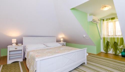 One-Bedroom Apartment with City View