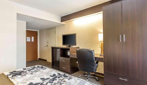 Queen Room - Mobility Accessible Tub/Non-Smoking