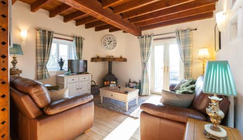 Three-Bedroom House with Hot Tub