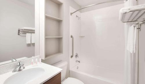 Queen Studio Suite - Non-Smoking