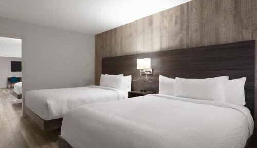 Family Suite with Three Queen Beds - Non-Smoking