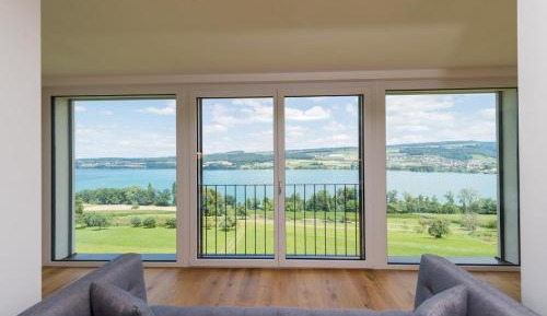 Three Bedroom Apartment with Lake View