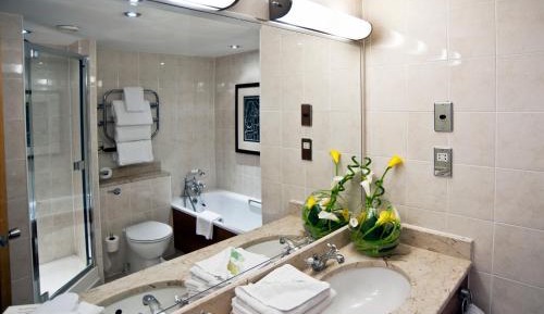 Deluxe Suite (Inc FREE PARKING, POOL & GYM)