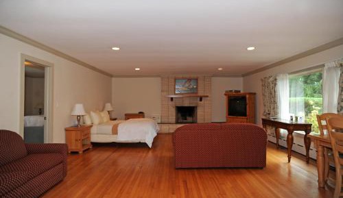 Queen Suite with Two Queen Beds