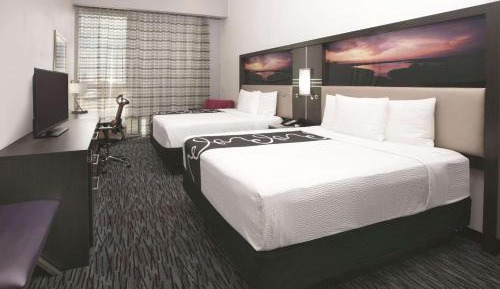 Queen Room with Two Queen Beds and Bath Tub - Mobility/Hearing Access - Non-Smoking