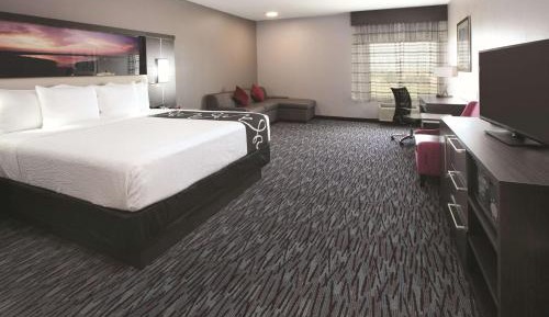 1 King Bed, Deluxe Mobility/Hearing Access Room, Bathtub w/Grab Bars, No-Smoking
