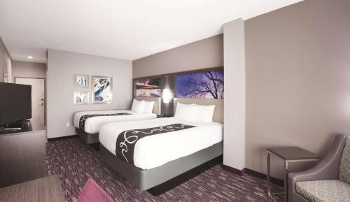 Queen Room with Two Queen Beds and Bath Tub - Mobility/Hearing Accessible - Non-Smoking
