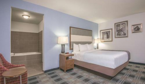 Deluxe Queen Room with View - Mobility Access/Non-Smoking