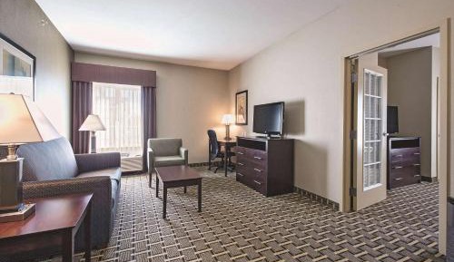 Deluxe One-Bedroom King Suite - Mobility Access/Non-Smoking