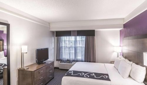 One-Bedroom King Suite - Non-Smoking