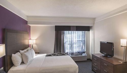 1 King Bed, One-Bedroom Mobility Accessible Suite, Tub w/ Grab Bars Non-Smoking