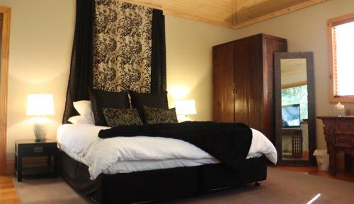 One-Bedroom Garden Retreat Cottage 