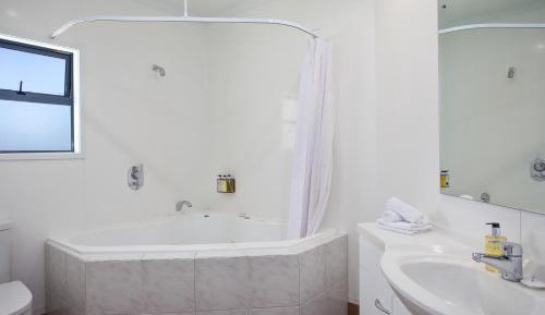 Two-Bedroom Apartment with Spa Bath