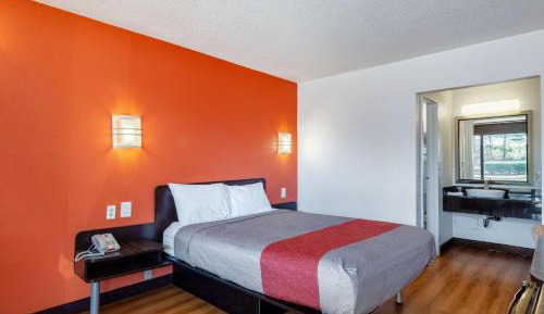 Deluxe Queen Room - Non-Smoking