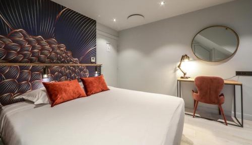 Classic Double Room with Balcony and Lake View