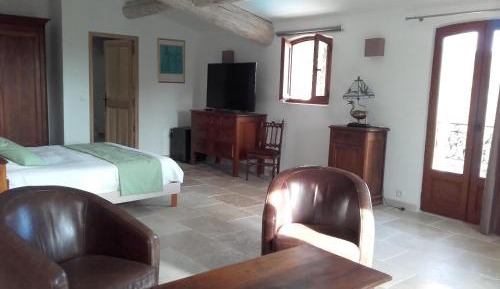 Queen Suite with Pool View