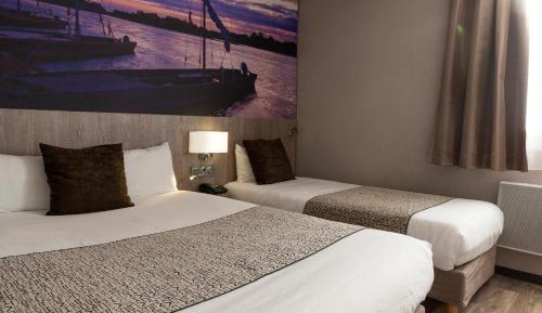 Triple Room with 1 Double Bed and 1 Single Bed