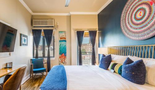 Superior Queen Room with Balcony City View