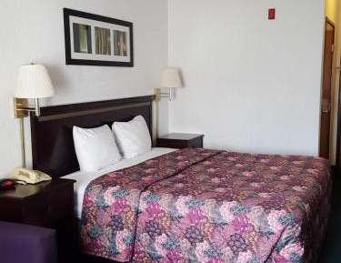 Queen Room - Accessible/Non-Smoking