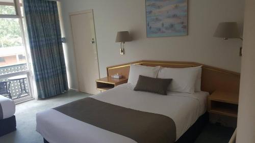 Deluxe Queen Room with Balcony - Non-Smoking