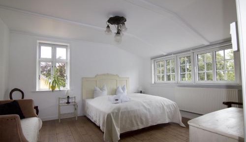 Double or Twin Room with Shared Bathroom