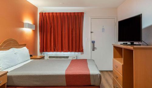 Deluxe Queen Room - Non-Smoking