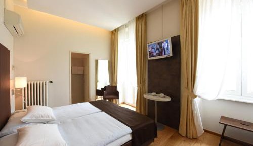 Executive Double Room with Lake View and Balcony 