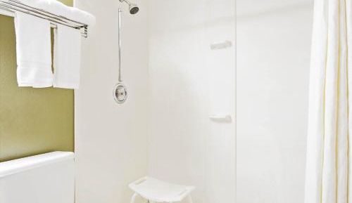 Queen Room - Disability Access - Non-Smoking