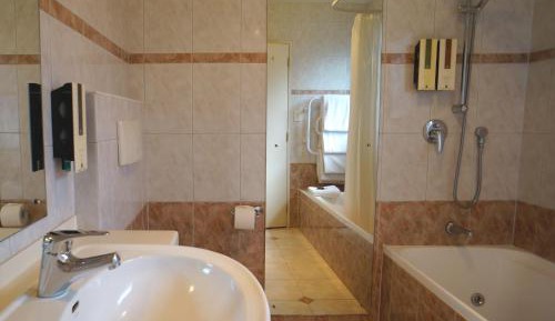 Studio with Spa Bath