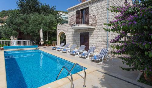Four-Bedroom Villa with Terrace and Swimming Pool