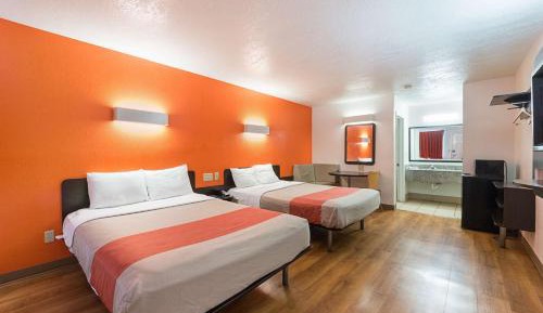 Deluxe Queen Room with Two Queen Beds - Smoking