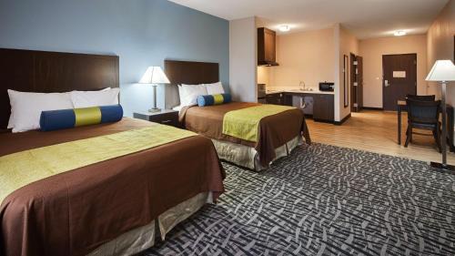 Queen Suite with Two Queen Beds, Sofa Bed and Full Kitchen - Non-Smoking