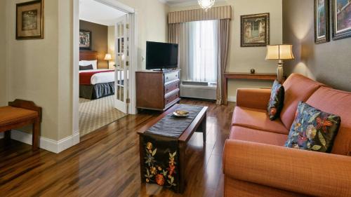 Royal King Suite with Spa Bath - Non-Smoking
