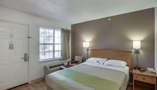 1 Queen Bed | Micfridge, Smoking