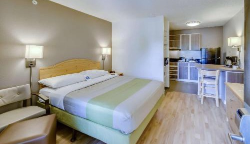 1 Queen Bed