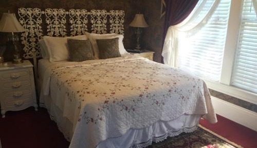 Queen Room with Private Bathroom #2