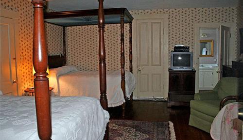 Double Room with Two Double Beds and Twin Bed